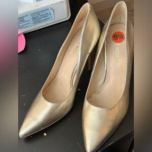 Metallic Gold Nine West Pump with pointed toes